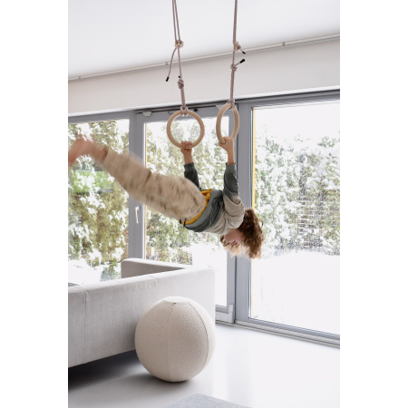 Różowa huśtawka z brzozowej sklejki – styl skandynawski i polska produkcja