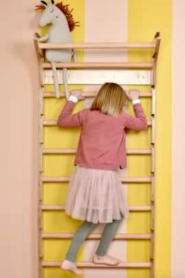 dziewczynka wspinającą się na naturalną domową drabinkę gimnastyczną Nuki