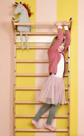 dziewczynka bawiąca się na drewnianej domowej bezpiecznej drabince gimnastycznej Nuki FunActive w naturalnym kolorze