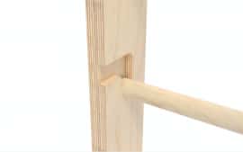 zbliżenie detalu bezpiecznego systemu montażu szczebelków w domowych drabinkach gimnastycznych Nuki FunActive