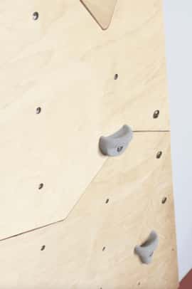 zbliżenie widoku ścianki wspinaczkowej z szarym chwytem wspinaczkowym