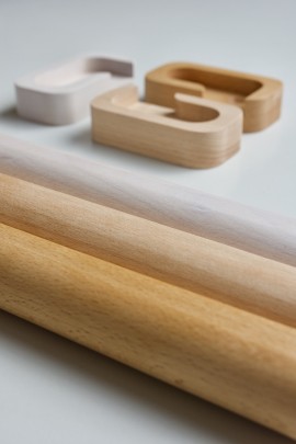 zbliżenie drążków do podciągania Nuki wraz z mocowaniami do futryny w trzech podstawowych kolorach